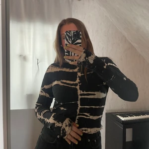 Fin tröja från weekday  - En långärmad, tunn, ”tiedye”-inspirerad tröja. Den är från Weekday och i storlek L. Jag köpte den i storlek L för att jag inte ville ha den jättetight, så på mig har den en bekväm passform. Använt den ungefär 5 gånger. 75 kr + 66 kr frakt. 