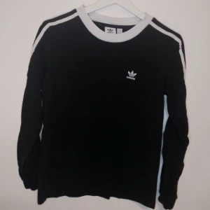 Adidas tröja st S - Svart Adidas tröja I storlek S. Den är endast använd 2 gånger så I absolut nyskick. 