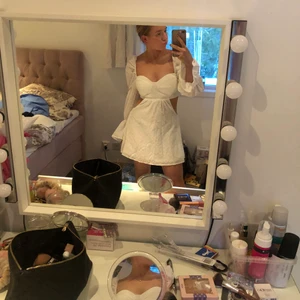 Vit klänning str S - Säljer denna supersnygga klänning i str S perfekt till sommaren eller studenten! Säljer den för 300kr med frakt inräknat i priset!💗 den har även inlägg vid brösten vilket är ett plus!💕