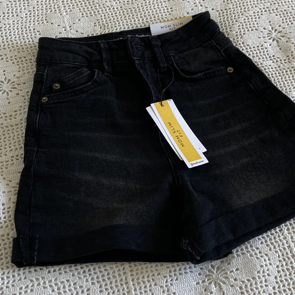 Super snygga svarta jeans shorts💞 De är helt oanvända och prislappen är kvar💞. Shorts.