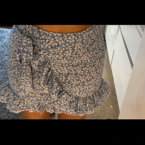 Sommarkjol - Jag säljer nu min älskade blåa sommarkjol. Tyvärr har den blivit för liten för mig och är alldeles för tajt runt låren.. kjolen är i storlek M men sitter som en S eller XS och den har även ett eget knyte längst uppe i det högra hörnet som man kan knyta som man vill🤩  kan mötas upp i Stockholm eller frakta men då står jag ej för fraktkostnaden 