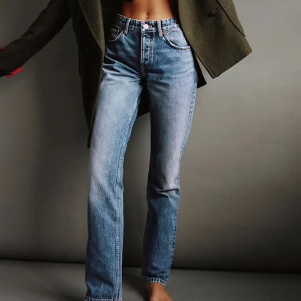 Säljer ett par zara jeans i modellen mid Rise straight💕knappt använda och i fint skick, säljer för 200 + frakt. Jeans & Byxor.