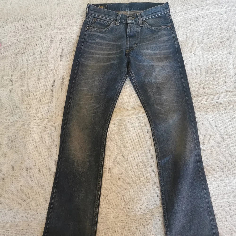 Jätte snygga bootcut jeans från Lee! 💞 Aldrig använda i helt nytt skick! 😚 Tyvärr lite för små för mig i midjan<3 599 om man köper ny :) Skriv för fler bilder! Pris kan diskuteras!! 77 cm runt höften . Jeans & Byxor.