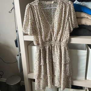 Sommarklänning  - Klänning från butiken chelsa i Göteborg. I storlek 34 köptes för 2 år sen använd 2 gånger. 