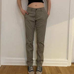 Chinos - Chinos som jag har sytt in, så det är svårt att veta exakt storlek, men passar på mig som är 180 ish och har XS/S i vanliga fall :)