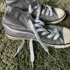 Silvriga converse - Assnygga ”converse” som är perfekta till sommaren och våren! De är från märket cox och är lite smutsiga men det kan lätt tvättas bort💞 Bra skick men använda. Meddela vid frågor eller om du är intresserad 🥰