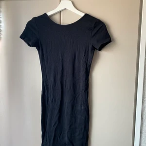 Klänning öppen rygg - Jättefin och skön klänning från bikbok i storlek xs. Frakt 45kr