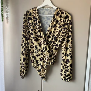 Body - Jättefin body från Nelly i storlek S, jag har använt den som en tröja alltså vikt upp bodyfunktionen så det funkar också! Frakt 45kr