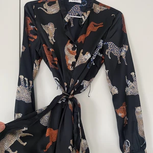 Mönstrad klänning - Klänning från Pieces. Så snygg och fin! Storlek small. Använd vid ett tillfälle. 