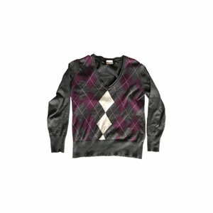 Rutig grå pullover - Supermysig farfars pullover från Biaggini! Köpt från sellpy och den är i nyskick, men aldrig använd då jag inte riktigt tyckte den passade min stil. Storlek L men ganska liten i storleken så den passar M och S beroende på hur man vill att den ska sitta.