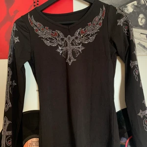 Tröja med detaljer - Cool tröja med y2k vibes som aldrig använts. Sitter ganska tajt och har ribbat material. Nypris 170kr. Köparen står för frakt om man väljer leverans🤍💫.