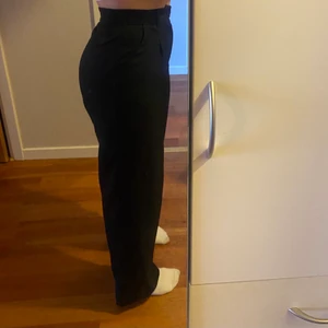 Kostymbyxor HM - Svarta kostymbyxor från HM, använda fåtal gånger. Storlek 36 och jag är 169 cm lång💕
