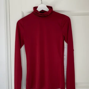 Polotröja - Superfin röd polotröja i silkesmaterial från Lindex. Storlek XS men passar på mig som är S. Endast använd en gång och är därför så gott som ny!💞