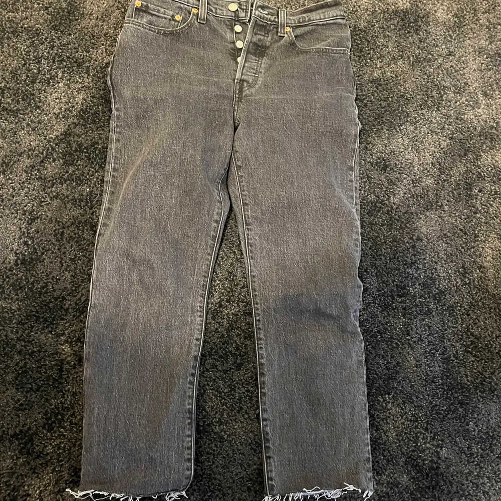 Jeans från Levi’s köpta förra året i september. Klippt av en bit så det är en liten bit kortare. . Jeans & Byxor.