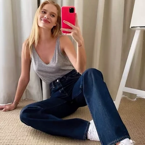 Weekday Rowe straight leg - Weekdays jättefina populära modell Rowe i mörkblå! Köpte på weekday för ca 600kr och säljer då de blivit lite för små. Midjemått: 36cm och innerbensmått: 85cm. Skriv om intresserad!!🥰💕