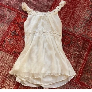 Supersöt festtoppp - Så fin Festtopp köpt här på plick! Frakt på 45 eller så möts vi på söder! 💖