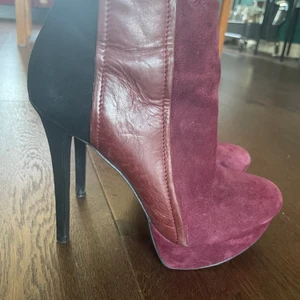 Jessica Simpsson läderklackar  - Snygga höga klackar från Jessica Simpsson. Bara använda en gång inomhus. Storlek 38. Bekväma! Äkta läder 