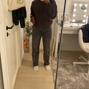 Jeans - Jättefina och sköna 90s jeans✨ säljer dem pga att dem inte kommit till så mycket användning och bara legat i min garderob💕 dem är köpta för 599kr men jag säljer den för 400kr☺️ jag är  160cm och dem sitter bra i längden tycker jag💕 ifall ni har fler frågor eller vill ha fler bilder är det bara att kontakta mig privat❤️