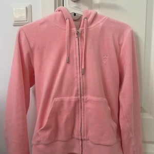 Juicy Couture tröja - Säljer nu min tjocktröja från Juicy Couture i storlek S då den inte kommer till användning. knappt använd och endast tvättad en eller två gånger. 