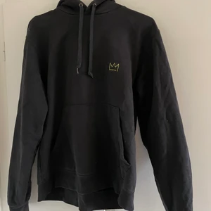 Hov1 tröja - Säljer denna hov1 hoodie då den aldrig kommer till användning. Knappt använd. Storlek S. 300kr + frakt