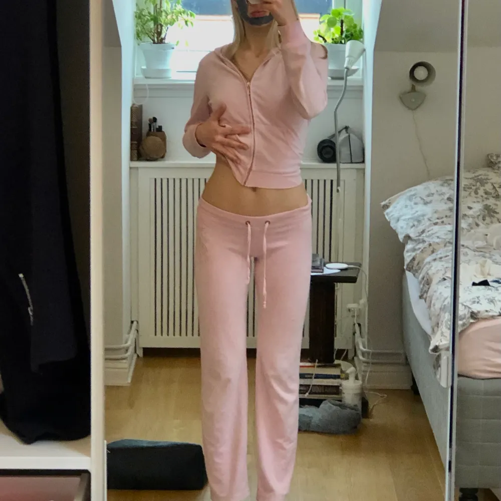 Intressekoll på mitt rosa juicy couture set🤍 Modellen säljs inte längre🤍 Köp direkt för 680!!. Tröjor & Koftor.