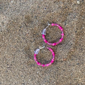 Rosa handmade hoops💖 - Rosa handmade hoops💖 stl S (diameter ca 2 cm). Finns även att få i större hoops. För mer kolla in hannashoops.com 💖