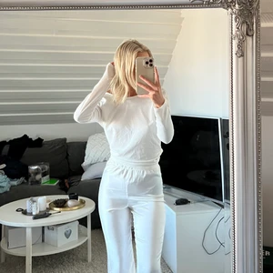 djup rugg - Snygg tröja från Nelly med djup rygg & knytning 🤍