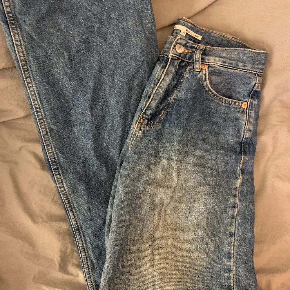 vida/raka midwaist jeans från Junkyard. säljer då de är försmå för mig. skriv för detaljer/mått, pris kan diskuteras 💋. Jeans & Byxor.
