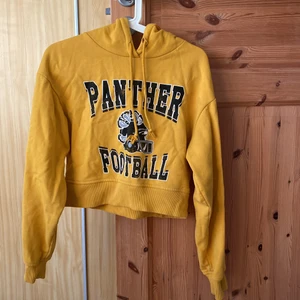 Gul hoodie - Gul cropped hoodie med tryck. Köpt från bikbok i storlek S. Finns två knappt synliga märken som inte gått bort i tvätten vid vänster axel/arm.