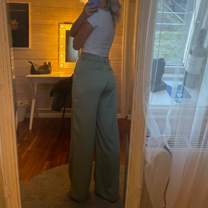 Ljusgröna byxor  - Ett par ljusgröna byxor i silkes, säljer pågrund av att de inte kommer till användning. De är helt oanvända och köptes på Bikbok. Hör av dig för fler frågor eller bilder!💚💚