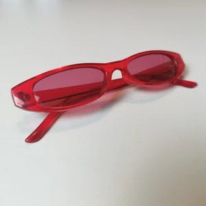 Röda solglasögon  - Så himla balla solglasögon! Köpt från någon japansk shop! 