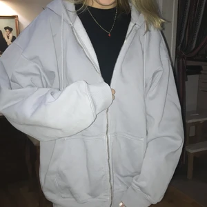 Brandy Melville Zip Up Sweatshirt - Ljusblå brandy melville kofta med dragskedja. Nästan helt oanvänd i väldigt gott skick. 