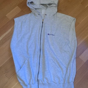 Champion hoodie-väst XL - Grå Champion hoodie-väst i storlek Xl, sitter som den ska. lite smuts på ryggen annars bra skick.