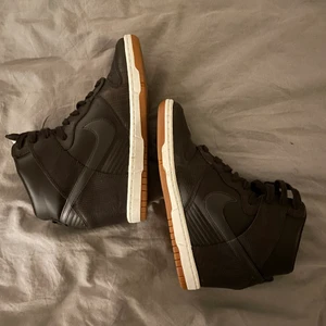 Nike dunk sky high skor - Så sjukt snygga och unika Nike skor som endast är testade. Storlek 40. Väldigt bekväma, priset är diskuterbart💕