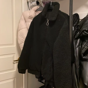 Jacka från primark - Stor i storleken, står S men skulle säga M-L, supermysig! Vill bara varna att den luddar av sig lite men kanske går bort om man tvättar den  