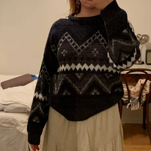 Stickad tröja - Stickad tröja som köptes dyrt på beond retro. Kommer inte till användning längre!