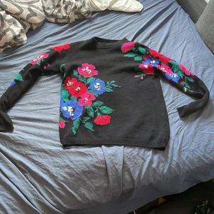 Camomille crewneck - Camomille märkes tröja i strl L säljer för den är lite kort i min armar och inte kommer till användning.