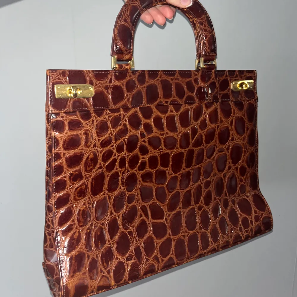 Super fin brun handväska med guldiga detaljer! Köpt second hand men i jättebra skick, är i lite större modell och väldigt praktisk samt snygg💓💓 skriv om du har frågor🥰. Väskor.