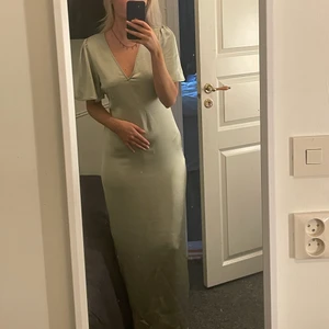 Balklänning/ finare klänning  - Helt ny klänning (prislapp kvar) från Vila. Säljer då jag hittat en annan balklänning och kvittot försvunnit. Nypris 700kr