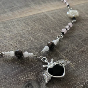 Halsband med rodonit och rosenkvarts  - Handgjort halsband med äkta rodonit och rosenkvarts 💕 betalning via swish ✨