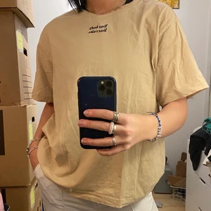 T-shirt strl. M! - Säljer denna beiga t-shirt från Monki i storlek M för 50kr!