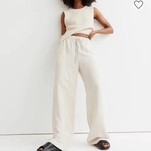 Linnebyxor från H&M  - Säljer mina linnebyxor från H&M, innerbenslängden är ca 78 cm.