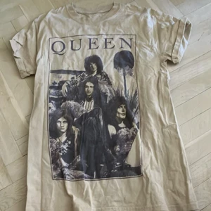 Queen tröja från punkshop - Bra kvalitet och coolt tryck