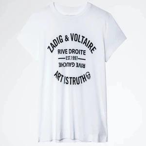 Zadig & Voltiare T-shirt  - Säljer denna supersnygga Zadig & Voltiare T-shirt. Köptes på Zadig butiken i Stockholm. Super bra skick och ändats använd fåtal gånger. Storlek S. Köparen står för frakten!