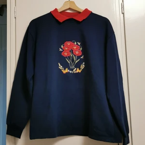 Retro Casual Sweater Collegetröja S-L - Frakten är inkluderad i priset🏵️ Jättefin retro tröja från Casual i storlek L🌱 Smånopprig över hela, men annars i bra skick! 