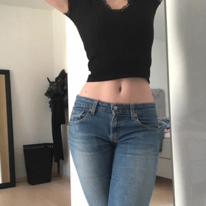 Trendiga lågmidjade LEVIS jeans - Vintage ljusblå lågmidjade jeans! Stretchiga och taighta som ger en bra passform. De är långa å når ner till golvet för mig som är 168cm💕 W. 27 L 32. Frakt ingår ej💌