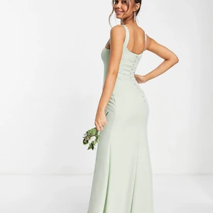 Grön balklänning - Jättefin ”brudtärna” klänning från ASOS design. Helt oanvänd med lappar kvar. Säljer pga för liten. Nypris: ca 900kr. Frakt tillkommer. 