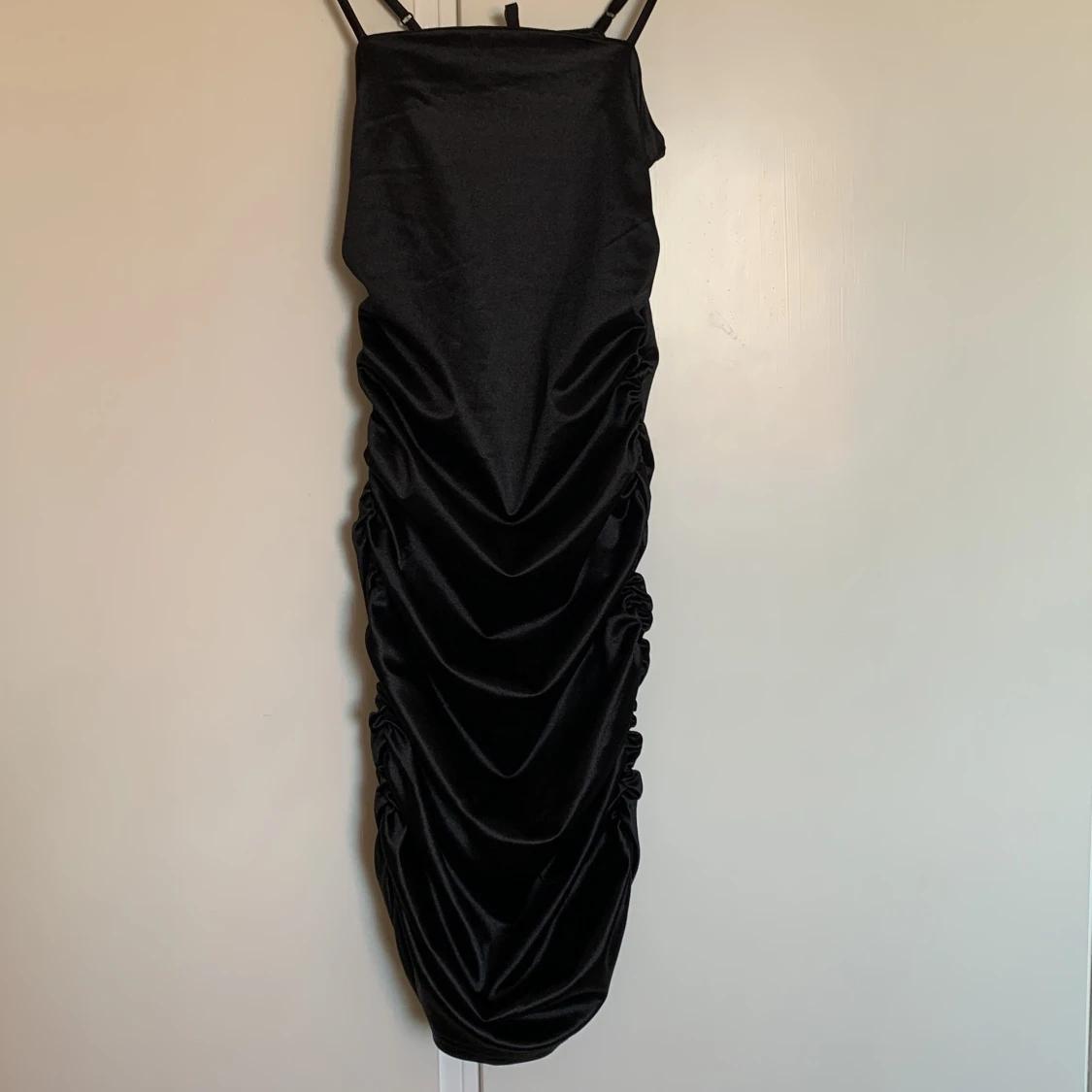 svart satin klänning