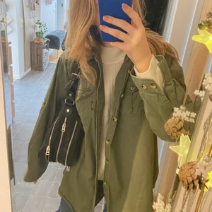 Militärgrön jacka - Säljer denna assnygga militärgröna jacka eftersom den ej kommer till användning! Sitter ocversized på mig som oftast har s/m