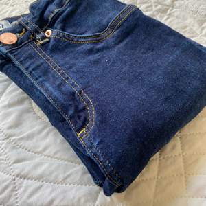 Ett par mörkblåa skinna jeans från lager som är high waist. Dessa jeansen är i storlek M. Jeansen är köpta för 200 men säljer dom för 150 då dom är använda typ 2 gånger.❤️